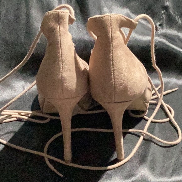 Women’s taupe heels size 8 with tie up laces. - Picture 2 of 7